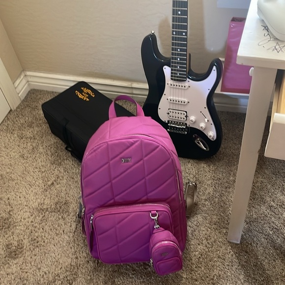 - Woman’s DKNY bodying back pack - Picture 4 of 4